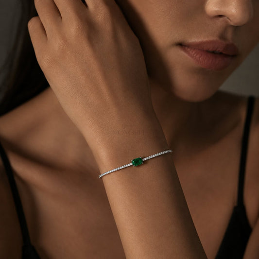 Sidabrinė teniso apyrankė su žaliu kristalu „Green Emerald Cut“ – dizaino ir akmenų detalės iš arti