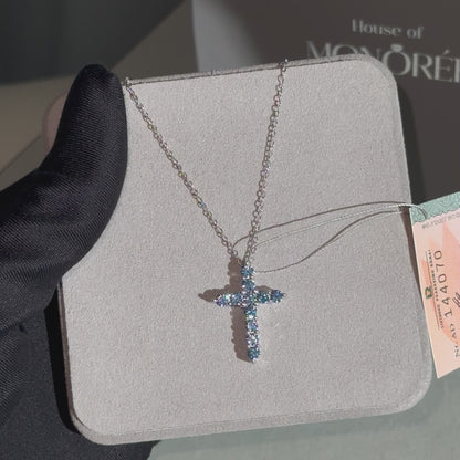 Sidabrinis kryželis su grandinėle ir žydrais moisanitais „Gloria Blue“