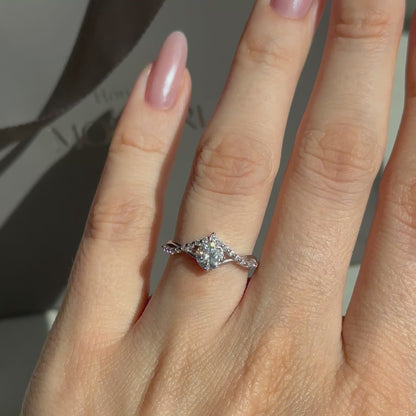 Srebrny pierścionek z moissanitem „Tiara”