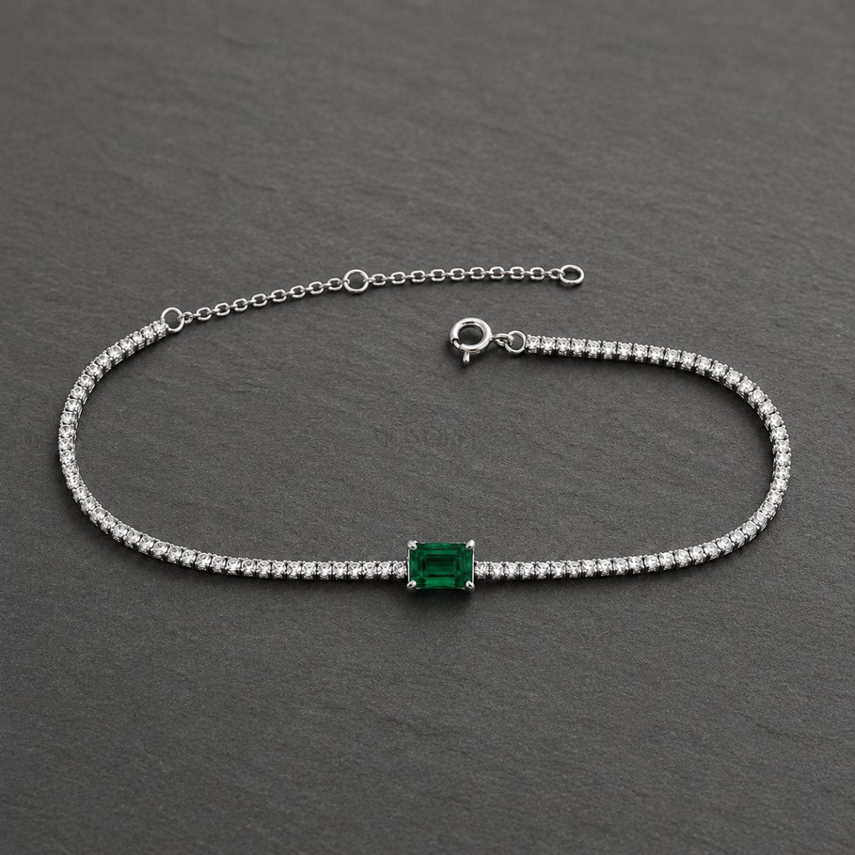 Sidabrinė teniso apyrankė su žaliu kristalu „Green Emerald Cut“ - MONOREE