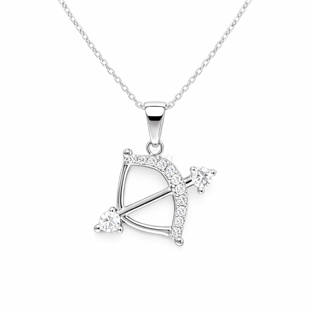 Sidabrinis Šaulio zodiako pakabukas su moisanitais ir grandinėle „Sagittarius“ - House of Monoree